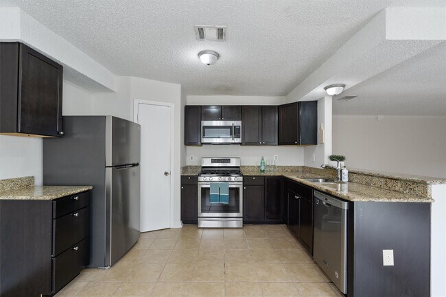 Building Photo - 2204 Silver Spur Dr