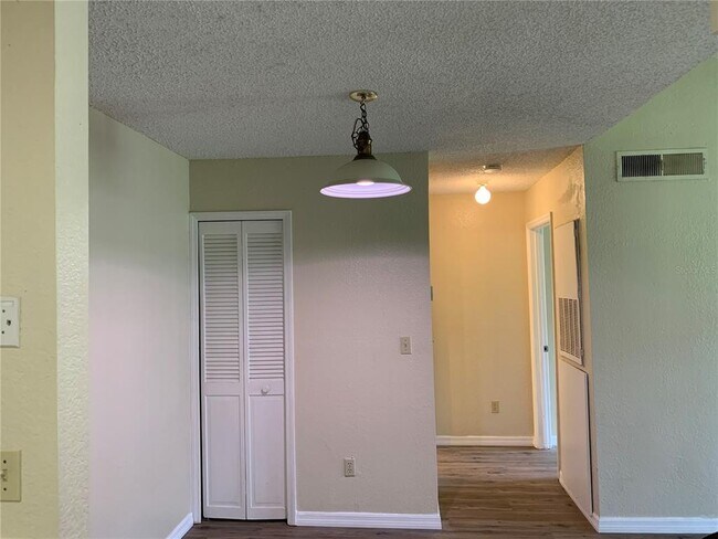 Building Photo - 2550 N Alafaya Trail