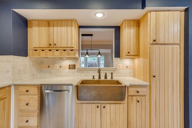 Building Photo - Fantastic townhome in Alexandria