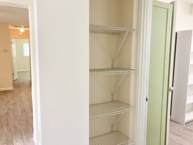 Building Photo - Clean ready to go 2/1 in Beverly Hills!