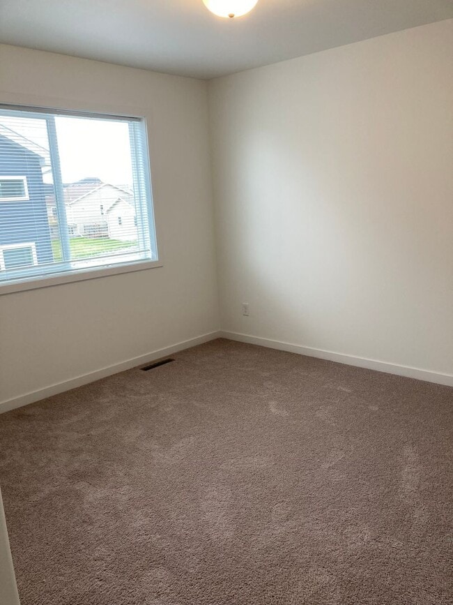 Building Photo - 4 Bed 2 Bath Single Family Home