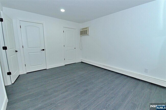 Building Photo - 401 Undercliff Ave