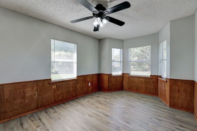 Building Photo - 15375 W Funston St