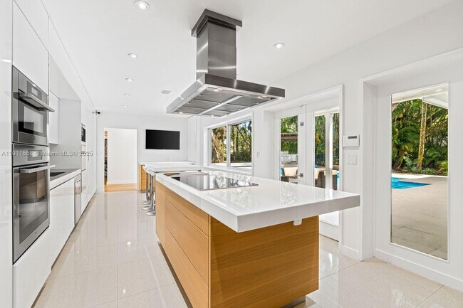 Building Photo - 11015 Lakeside Dr