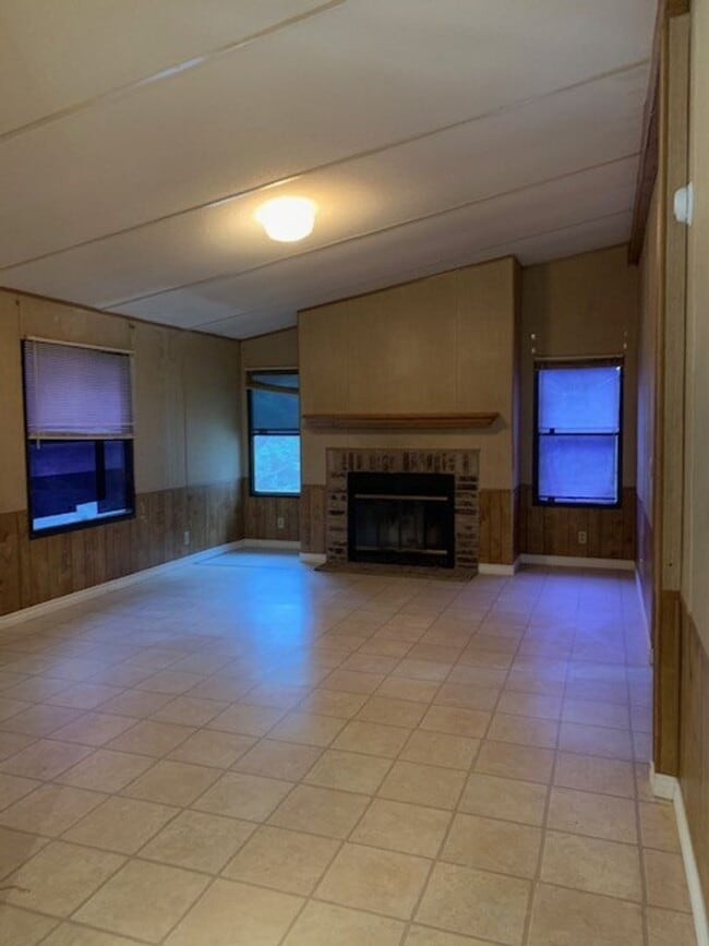 Building Photo - Double-Wide Mobile Home. Housing Accepted!