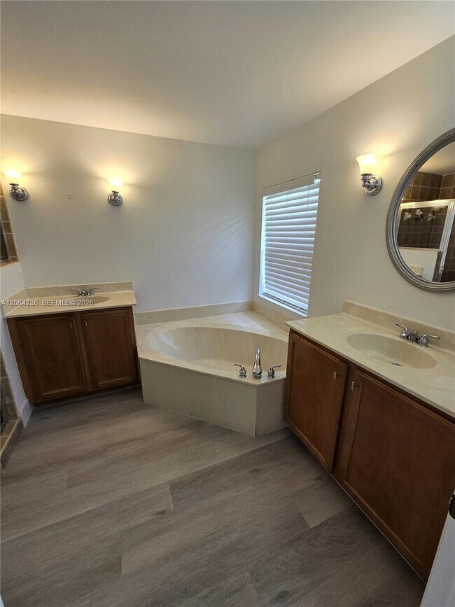 Building Photo - 331 River Bluff Ln