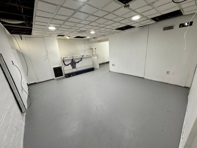 Building Photo - 3 Bedroom House