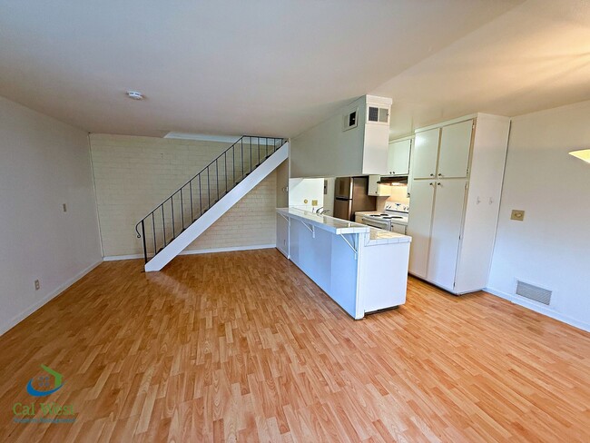 Building Photo - $2595 - 2 Bed/1 Bath Townhome in North San Jose-Near Lightrail
