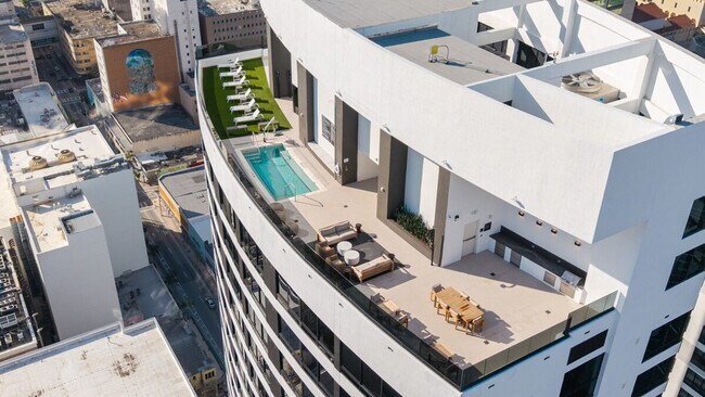 Building Photo - 225 N Miami Ave