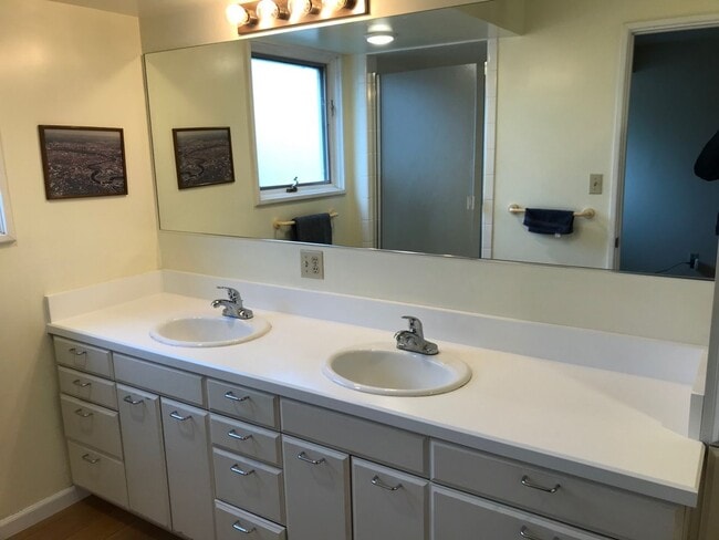 Building Photo - Fully Furnished Short Term Rental (March 7 to June 28, 2025) By Downtown Menlo Park!