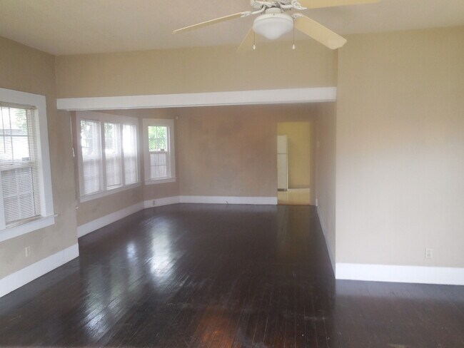 Building Photo - 3 Bedroom / 1 Bath House