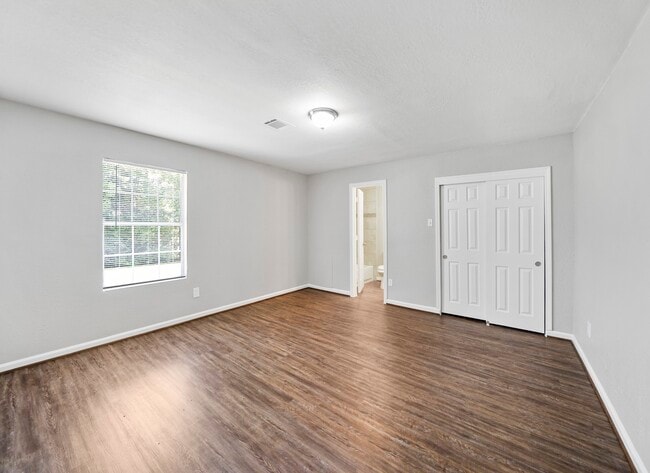 Building Photo - 1411 Pleasantville Dr