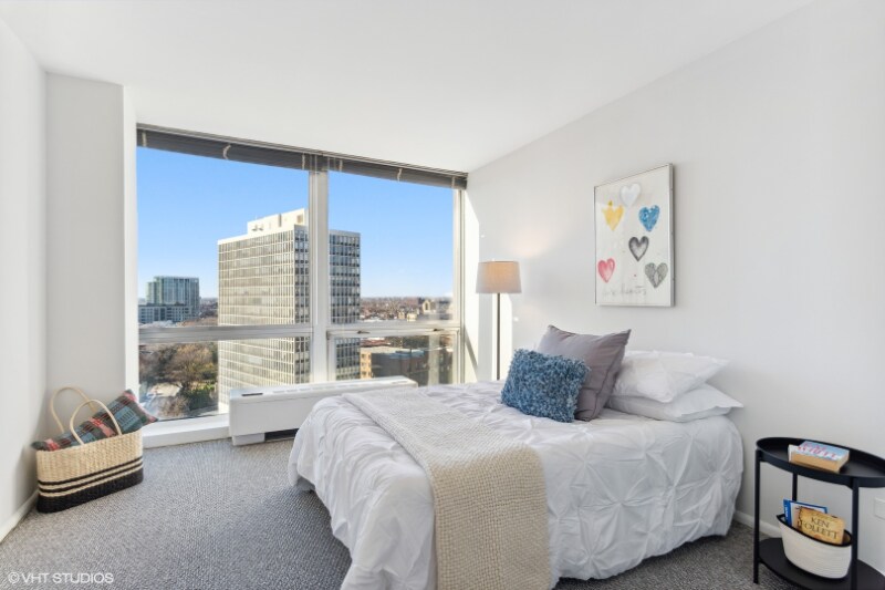 Building Photo - 2400 N Lakeview Ave