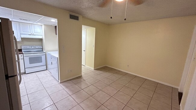 Building Photo - Unfurnished Annual Rental Available Now.