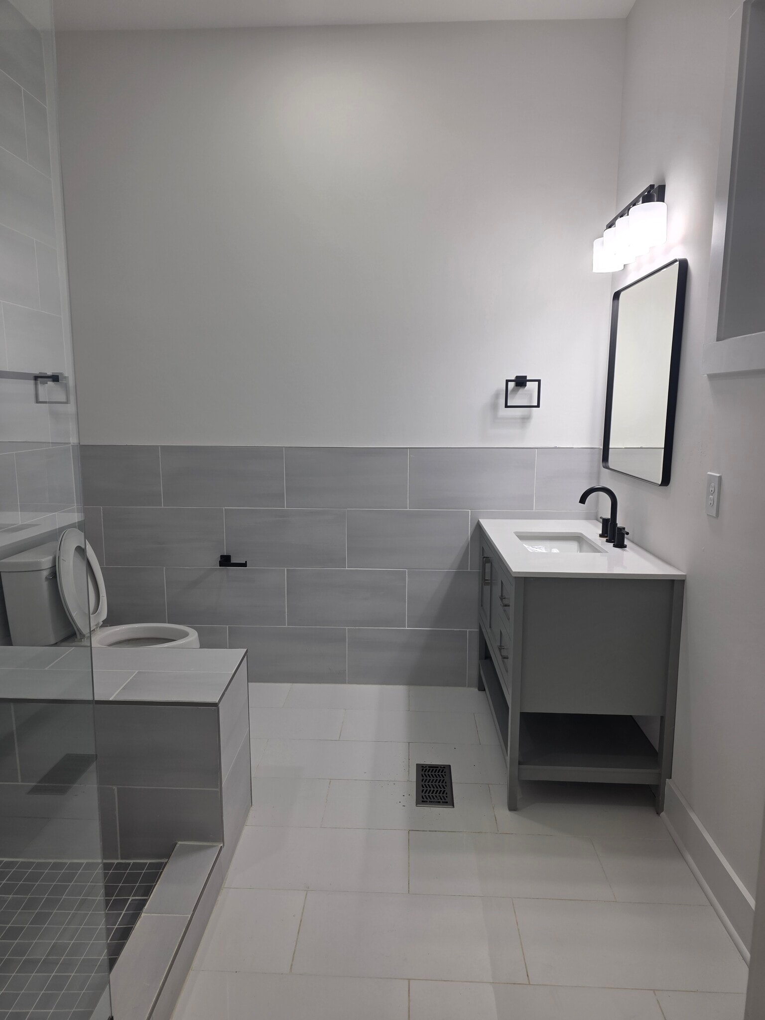 BATHROOM, MASTER - 2715 Delaware Ave