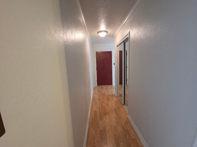 Building Photo - Well Maintained - 2 bedroom home in great area.