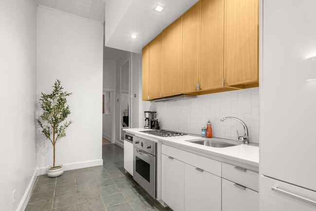 Building Photo - 3 E 9th St