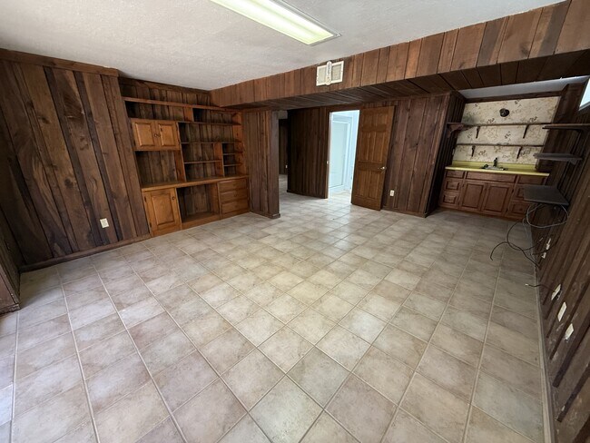 Building Photo - 565 Paris St