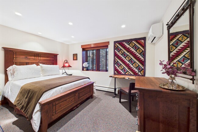 Building Photo - 593 Meadowood Dr