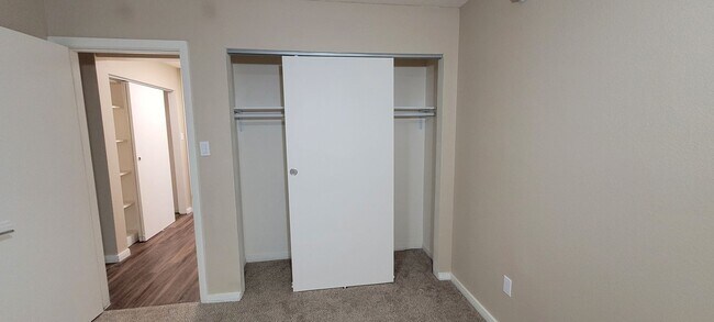 Building Photo - 809 S Circle Dr