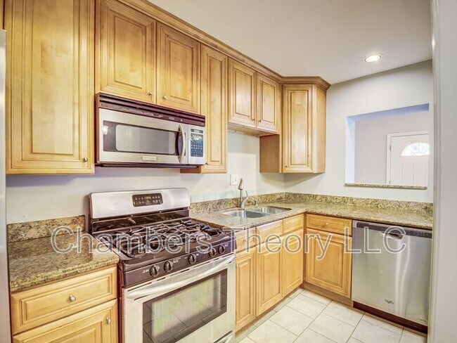 Building Photo - 1417 Downing St NE