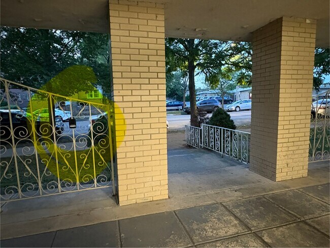 Building Photo - 2501 W Touhy Ave