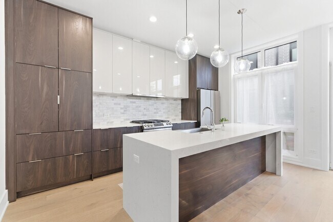 Building Photo - 6227 S Ellis Ave