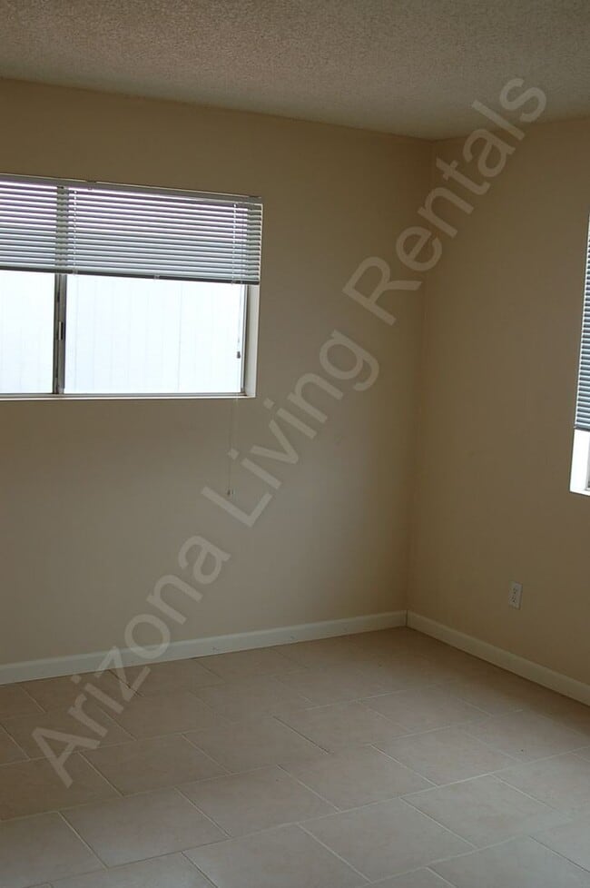 Building Photo - NORTHSIDE DUPLEX