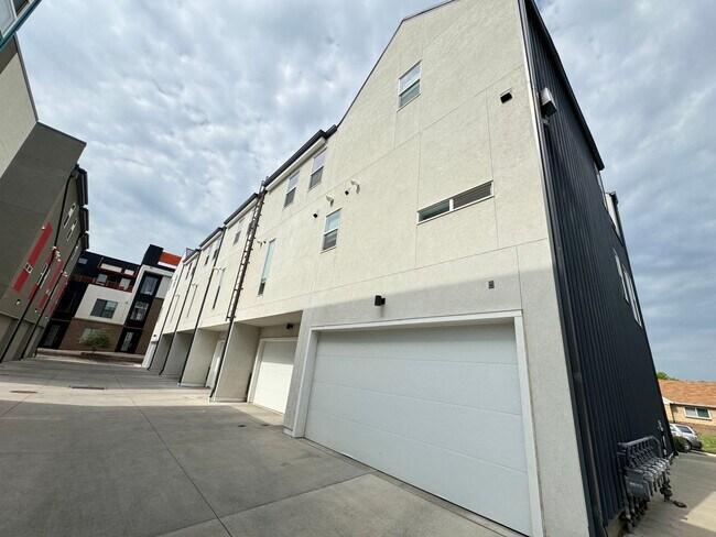 Building Photo - Denver Townhome with Great Views - License #2024-ENTITY-0003918