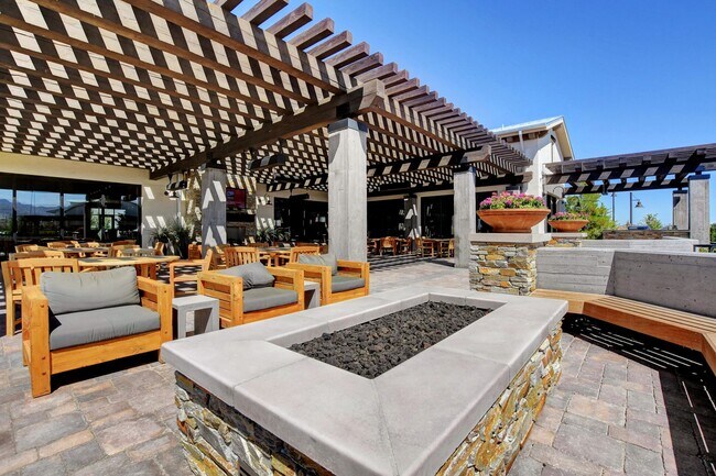 Building Photo - Stunning 3 Bedroom in Skye Canyon Master P...