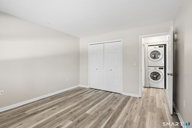 Building Photo - 808 Twin Circle Dr