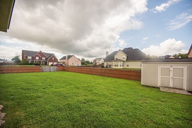 Building Photo - Beautiful home available today!