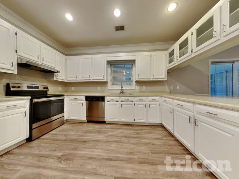 Building Photo - 203 Manor View Ct