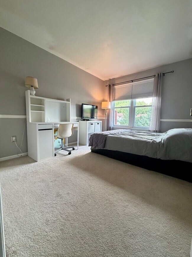 Building Photo - Stunning 3-Bedroom Townhome Nestled in Andorra Woods! Available mid-August!