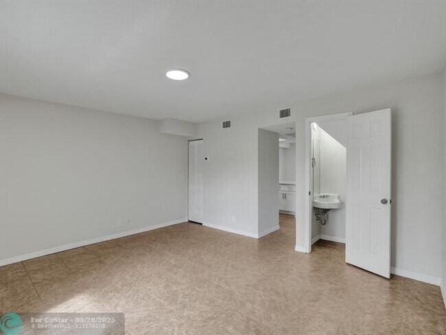 Building Photo - 8503 NW 35th Ct