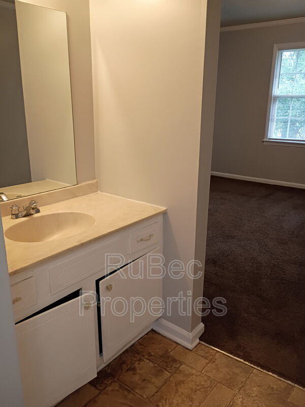 Building Photo - 913 Nottingham Dr