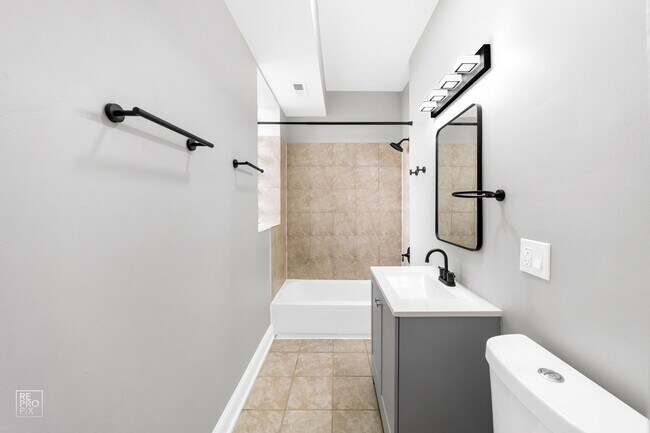 Building Photo - 5832 W North Ave Chicago, IL 60639