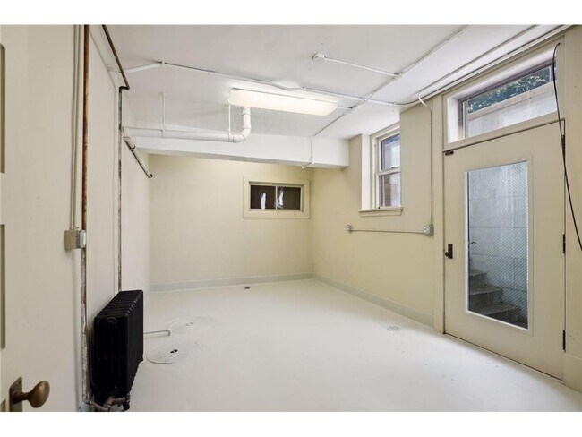 Building Photo - 1720 Mt Curve Ave