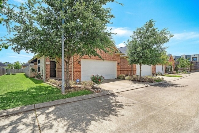 Building Photo - 912 Sweet Pine Dr