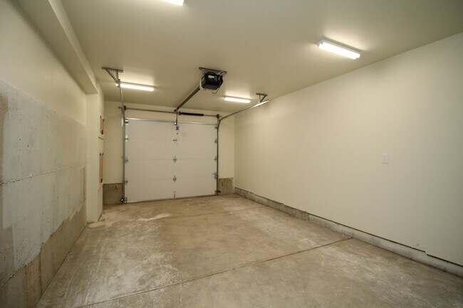 Building Photo - 4660-4660 SW Fairvale Ct