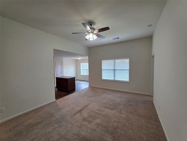 Building Photo - 723 Crystal Lakes Dr