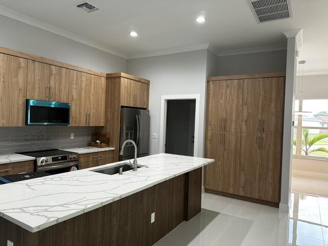 Building Photo - 419 SW Namoit Pl