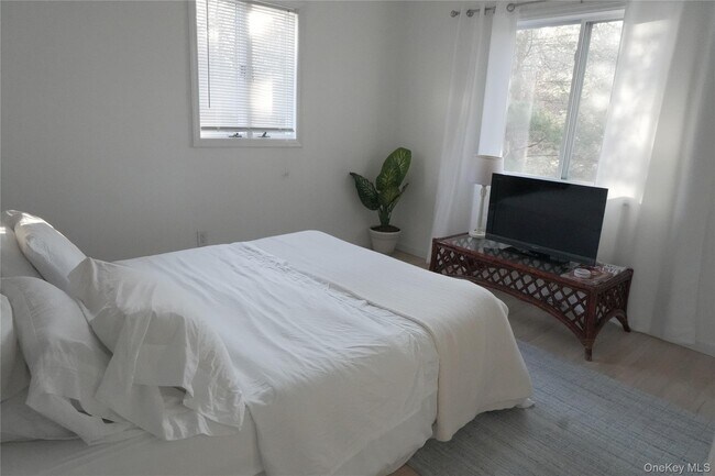 Building Photo - 371 S River Rd