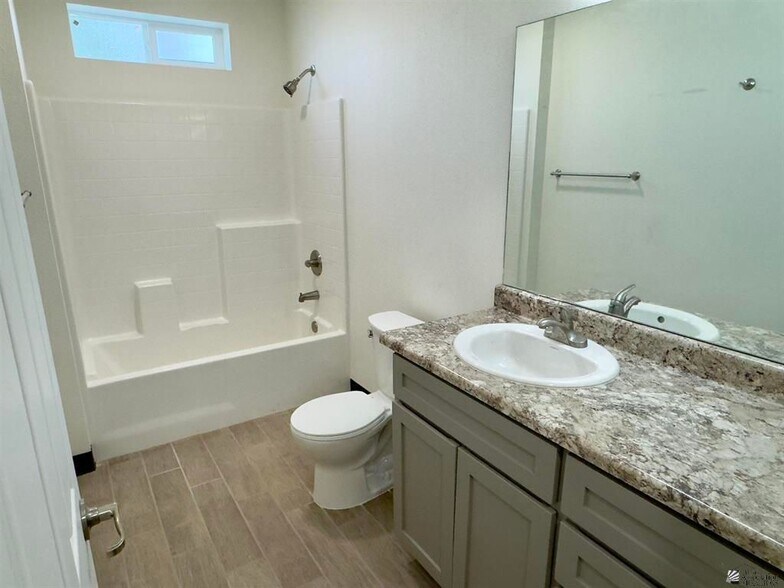 Building Photo - 195 N 17th Ave