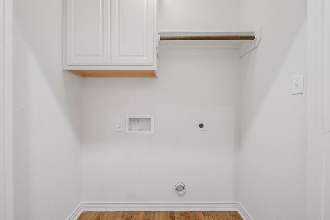 Building Photo - 3 Bed Townhome Minutes from Campus in Quiet Area