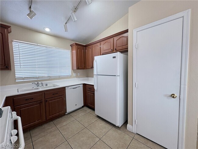 Building Photo - 1613 Crystal Chimes Dr