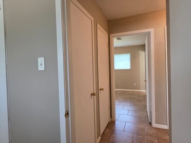 Building Photo - 9007 Glen Shadow Dr