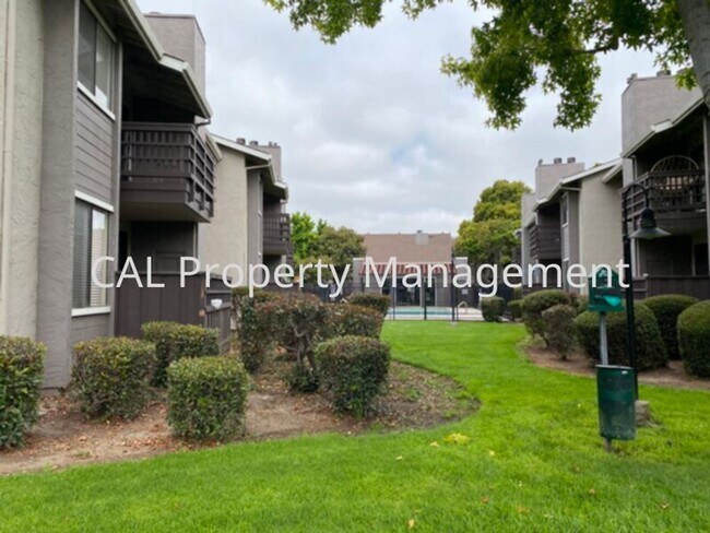 Building Photo - 2 bedroom 2 bathroom condo on North Salina...