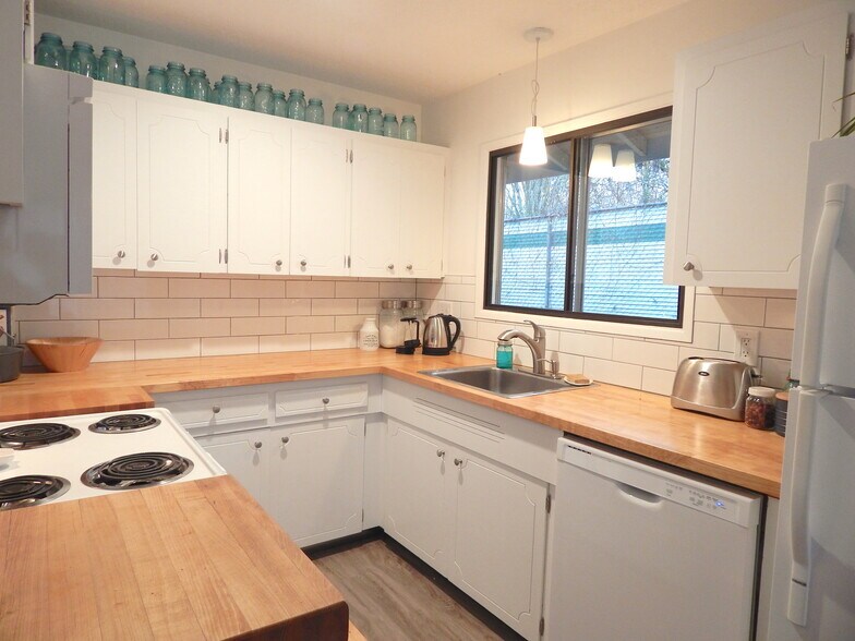 Building Photo - 4115 SE Raymond St