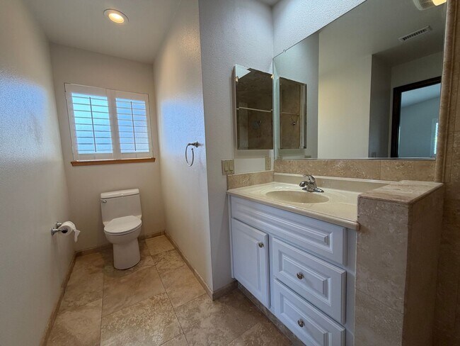 Building Photo - 818 Harrison Dr